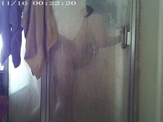 Aziatische vrouw neukt op zijn hondjes onder de douche