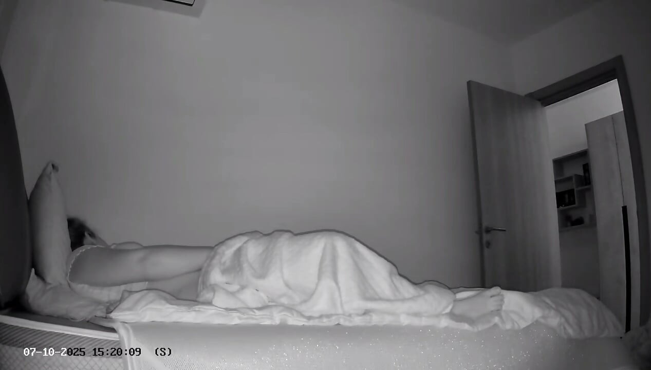 Camera nhìn đêm bắt gặp bạn cùng phòng đang sờ soạng