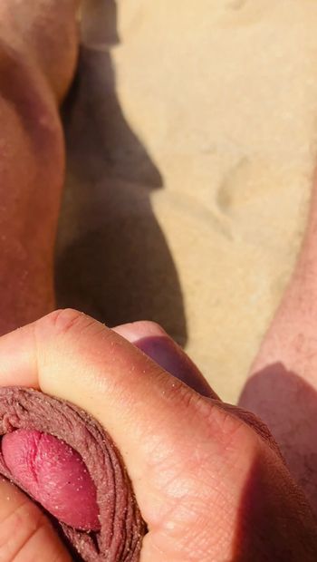 Masturbation am nackten strand in der Öffentlichkeit.