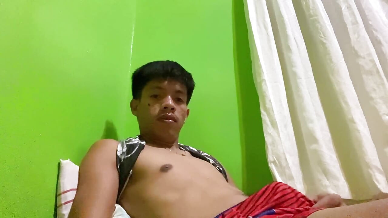 Une Philippine se branle dans la chambre avec un twink, éjaculation