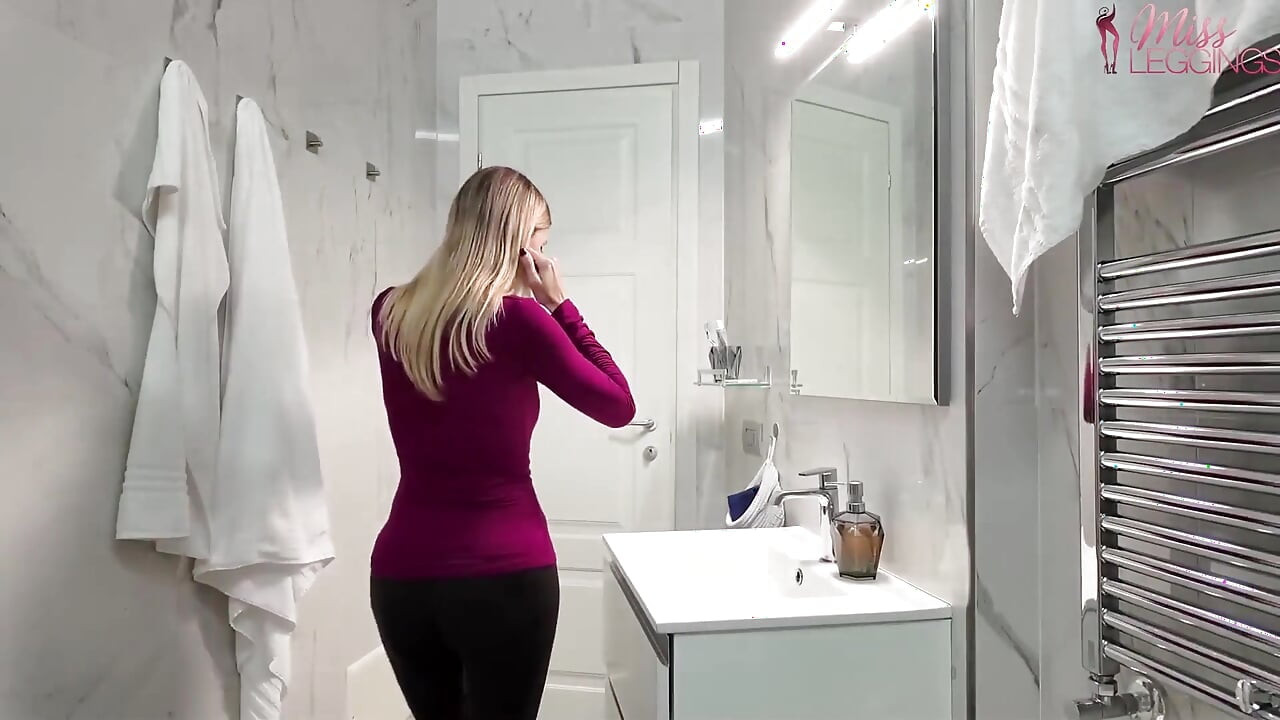 Stepaunt Annoyed by Her Stepnephew's Finds Herself Having to Wank Him with the Excuse of Broken Arms
