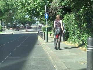 Sexy Crossdresser - Schwanzblitzen auf einer viel befahrenen Straße