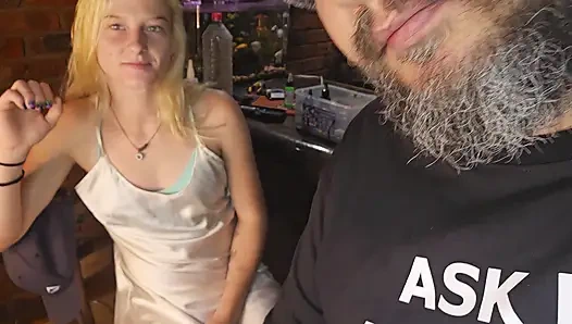 Сводная сестренка хотела татуировку сердца рядом с ее сосками без трусиков