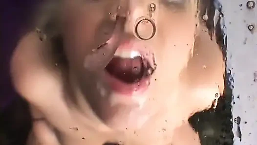 Возбужденный чувак наслаждается хорошим минетом в помещении