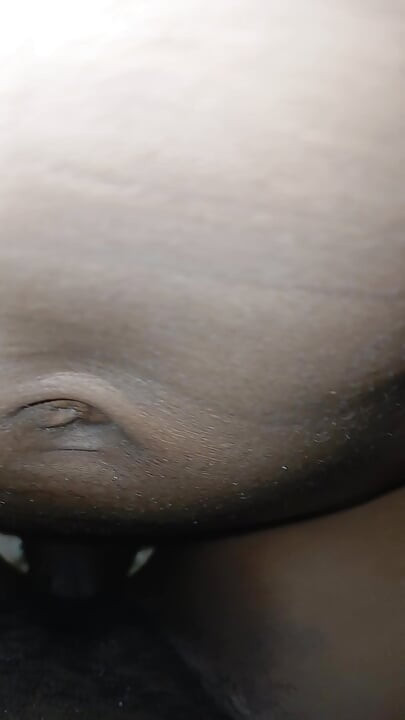 Menggosok kontol keras di memek.