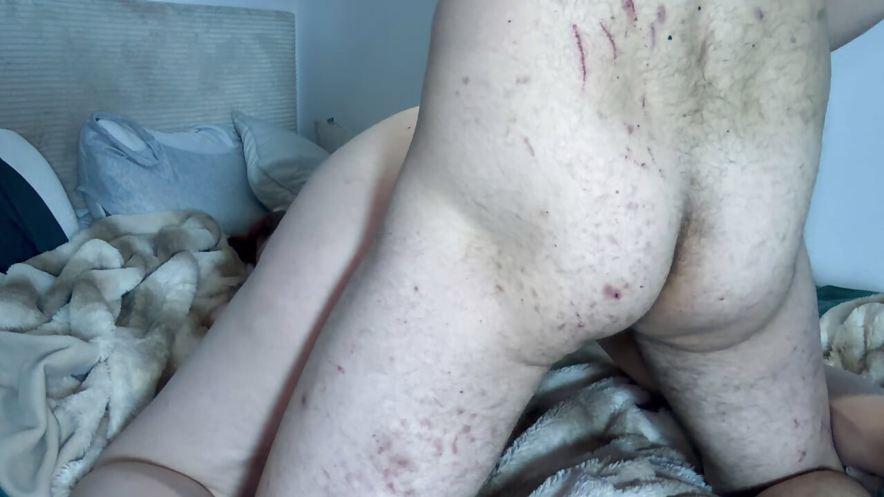 Su compañera de piso alemana tiene la regla y se masturba hasta que su atractiva compañera italiana entra en la habitación