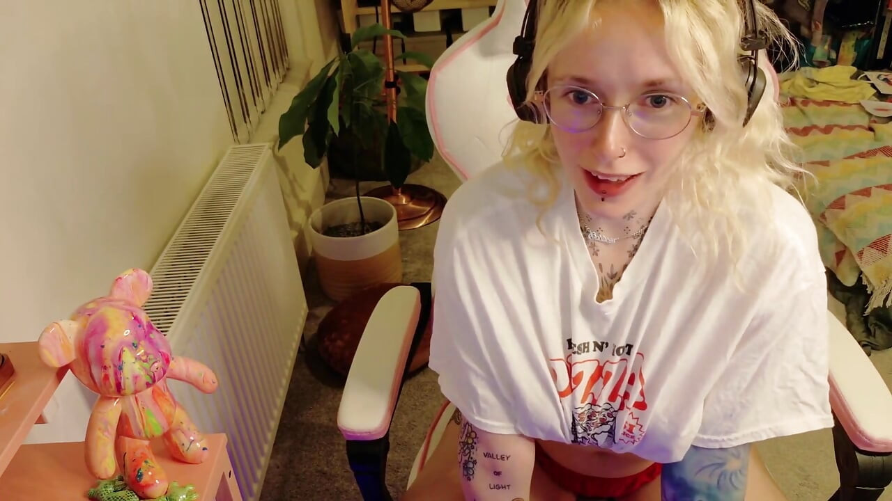 Fofa gamer menina perde uma aposta e acaba gemendo - Bet-loss Fantasy