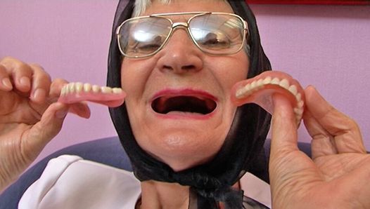 75 岁毛茸茸的奶奶没有假牙高潮