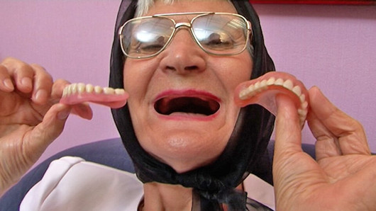 Une mamie poilue de 75 ans jouit sans dentures