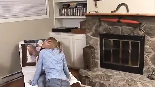 Melek gibi genç kız oturma odasında sakso çekiyor