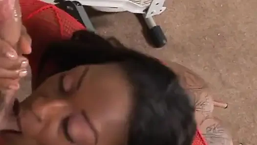 Büyük götlü ve göğüslü Carmen Hayes büyük beyaz yarak emiyor