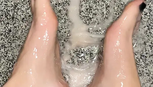 Barang lengket di kakiku