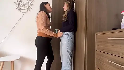 Я трогаю его в чулане, так что никто не замечает