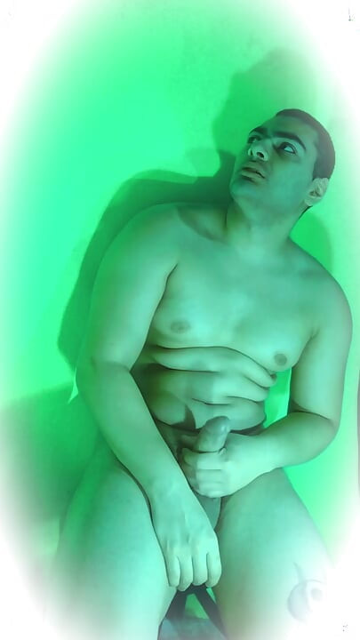 Green - Masturbation - Cristopher Rebellato - Big Penis - Vertical Video - Muscular