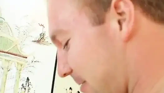 Дикий секс милфы-блондинки на диване с ебарем