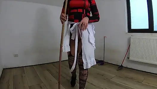 Pembantu nympho lagi asik masturbasi pakai sapu dan masturbasi sambil bersih-bersih rumah yang ditinggalkan