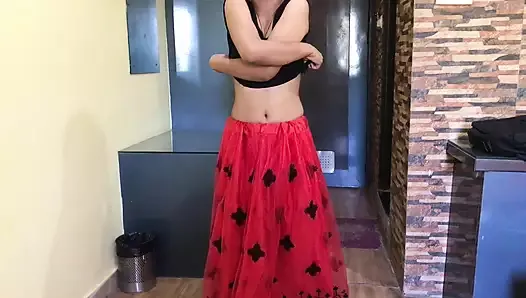 Hermosa chica india folla en la primera vez con su marido