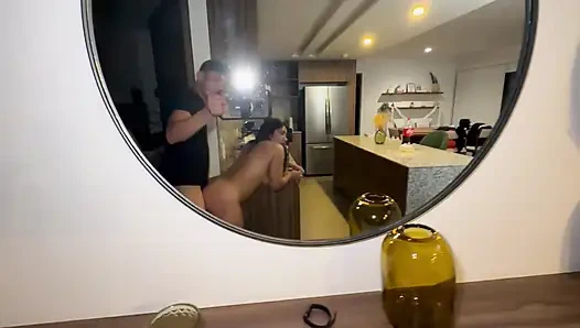 Возбужденная мексиканка трахает своего горячего сводного брата на балконе их дома, светит ее огромные груди на открытом воздухе!