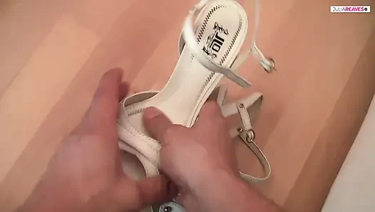 Yarağını ayaklarımla boşaltıyorum