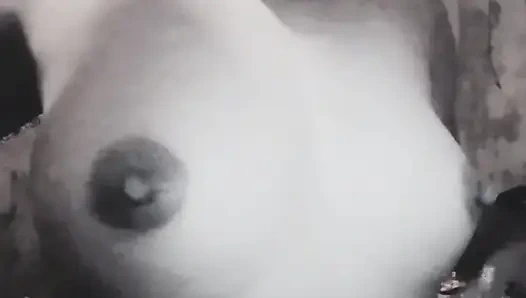 Bir kız büyük göğüslerini sertçe okşuyor