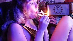 sexy Stiefschwester raucht eine Zigarette