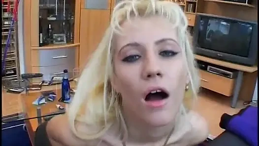 Tante seksi rambut pirang lagi asik ngocok kontol dan memeknya dientot habis-habisan