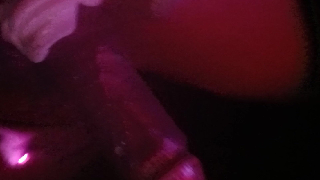 只是一些大黑鸡巴茄子让你欣赏。几乎在它完全勃起。告诉我你的想法。