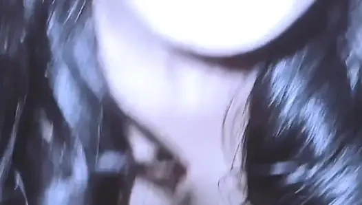 Симпатичная горячая сводная сестра делает минет