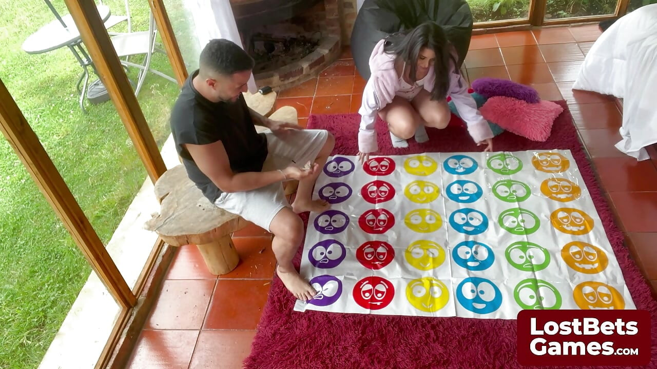 アメリアとルーカスはストリップツイスターで熱を盛り上げている