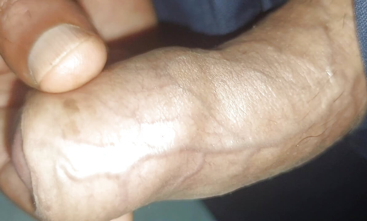 Padrastro y madrastra me dan una paja en mi cumpleaños 19