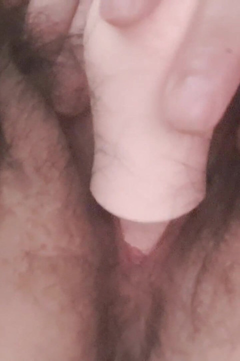Dává dildo jazyk do díry