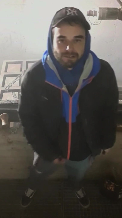 Terk edilmiş bir fabrikada, tohumdu