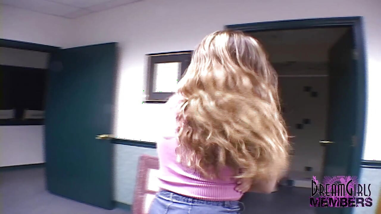 Ela faz xixi e abre sua buceta apertada