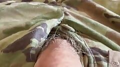 Солдат играет со своим пульсирующий твердым членом и выстреливает свою порцию спермы на его участок армейской части - часть 1