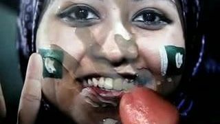 Fã de críquete paquistanês recebe uma boa carga de porra de um pau sem cortes