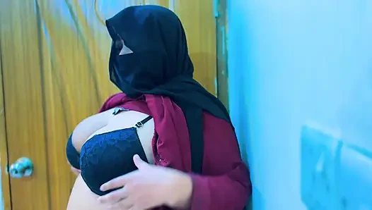 Ägyptisches heißes zimmermädchen wird super geil und beginnt mit masturbieren im büroraum &chef beginnt handjob von saw sie