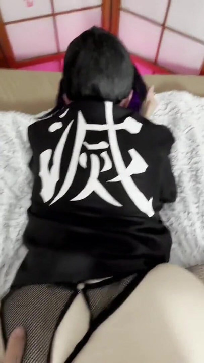 Snažan trenutak iz "Shinobu Kocho Demon Slayer Cosplay - Zavodljive noći pune fantazije"