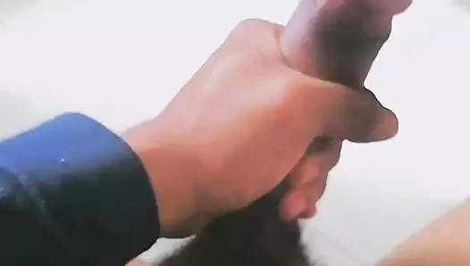 Yarağımı okşuyor