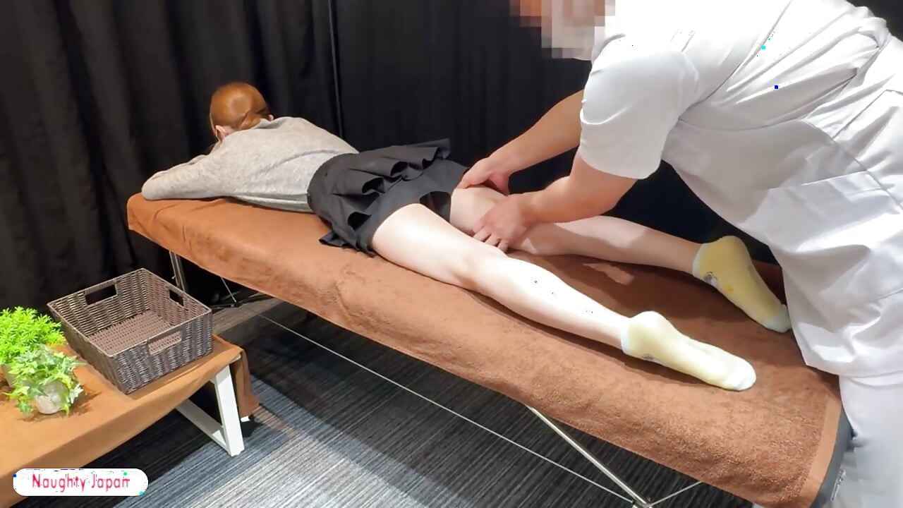 Преданная красотка кафе, вынужденная улыбка выскользнула, в то время как отчаянная служба держит ее полностью загнутый в угол внутри