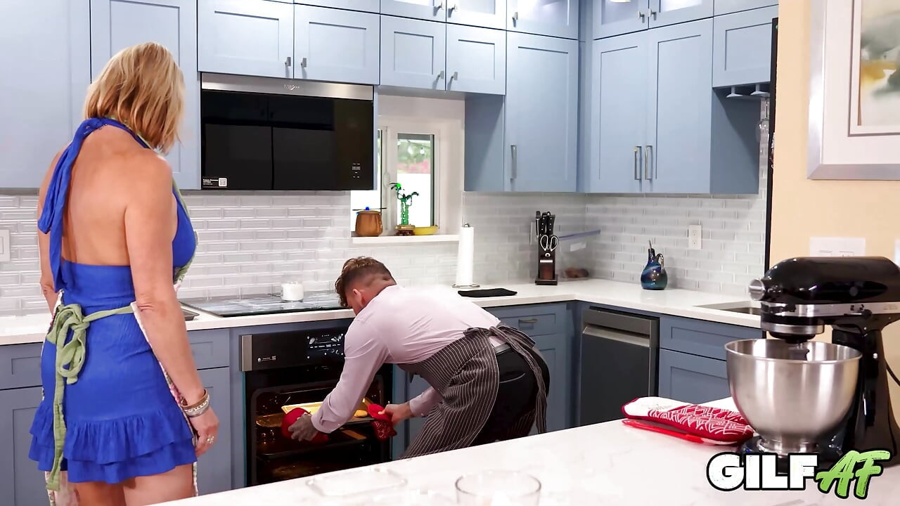 Kitchen Fuck: Petunia's Sweet Pussy Baking Reward
