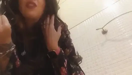 Monia fahişesi, tiyatroya gidiyor ve... kaçırılmaz bir hikaye