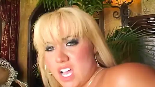 Vollbusige blonde MILF gefingert zu schreiendem orgasmus und gesichtsbesamung
