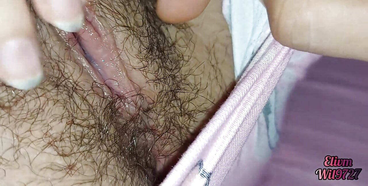 XXX Desi moja przyrodnia siostra zdejmuje majtki i pokazuje mi swoją cipkę i prosi mnie, abym ją przeleciał, gdy jej nie ma