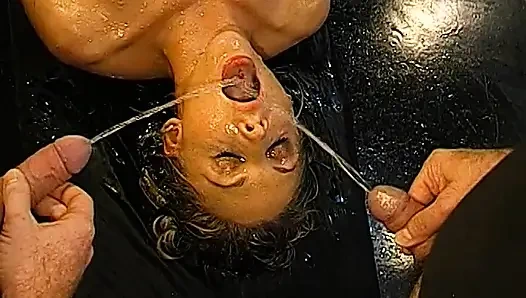 Ggg - Блондинка Писающая Шлюшка Глубоко Заглатывает И Получает Промок