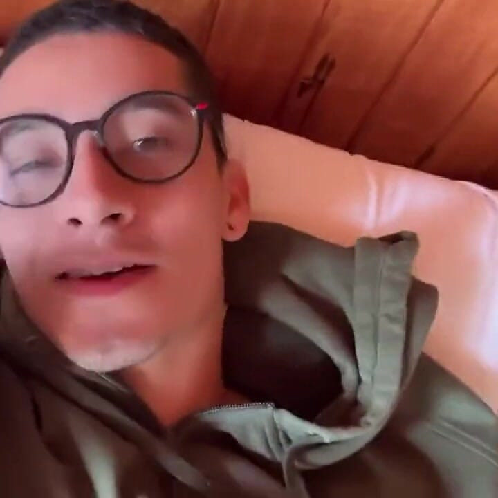Gözlüklü azgın adam sana sabah ereksiyonını gösteriyor ve açık havada mastürbasyon yapıyor - andcristian