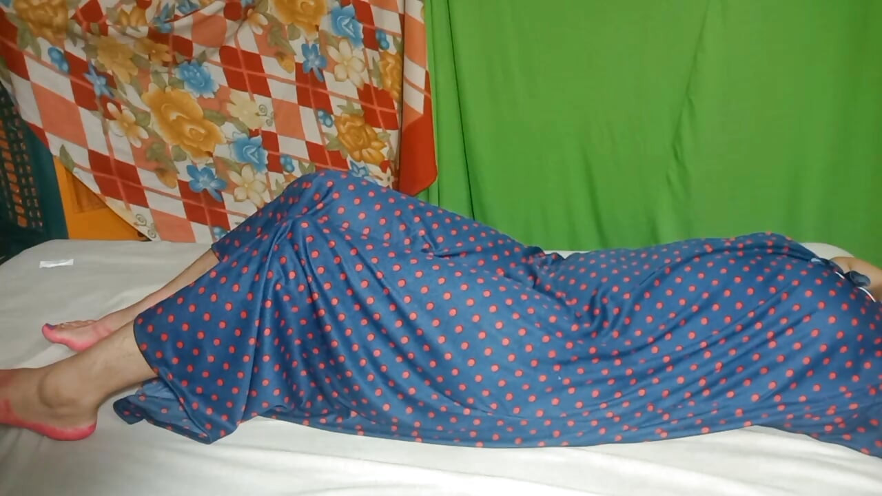 Indijska vruća boudi čeka svog novog klijenta na krevetu.