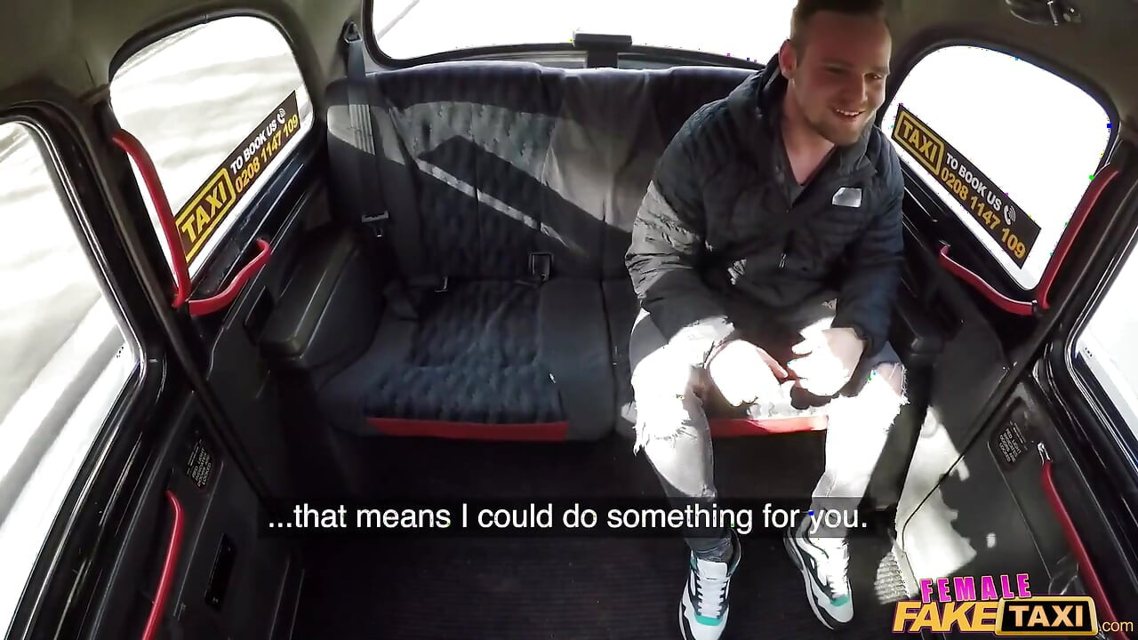Female fake taxi - heiße MILf-taxifahrerin liebt es, schwanz zu lutschen