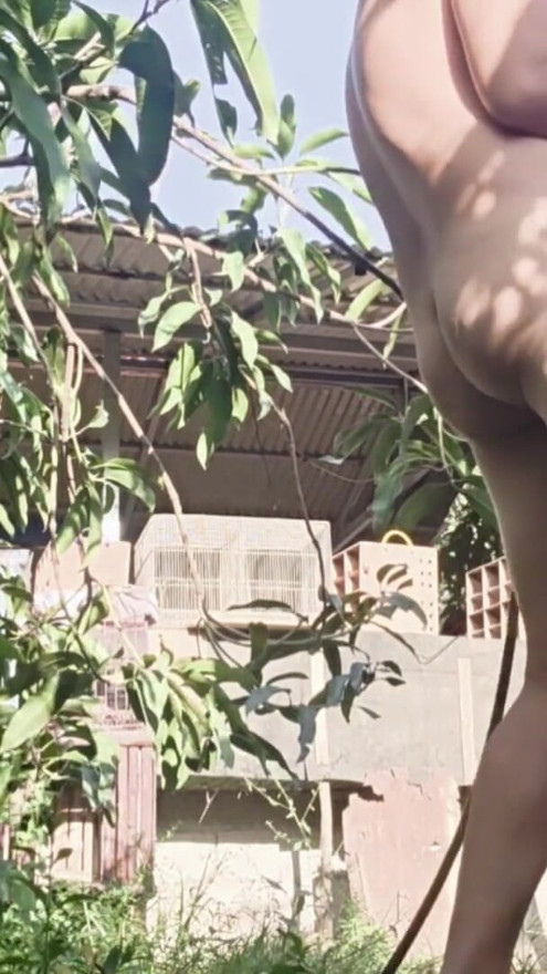 SECRETAMENTE VIENDO A MI VECINA SOLITARIA BAÑÁNDOSE EN LA PARTE TRASERA DE SU CASA | Clip 2