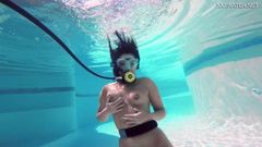 Brita Piskova se masturba debaixo d'água na piscina