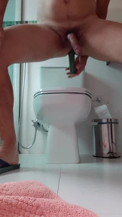Pepino  grosso gostoso no cuzinho